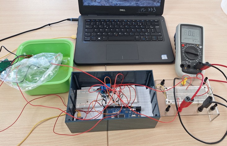 Automated battery test bench